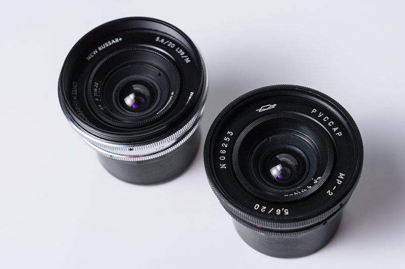 黒いレンズが筆者所有のRUSSAR MR-2。なお、1958年頃の製品はアルミのまま銀色だった。対称型光学系のレンズなので、レンズ後端がかなりフィルム面に接するために、フィルムカメラではレンジファインダー機ではないと装着できない