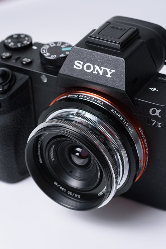 ソニーα7 IIにフォクトレンダーのVM-Eクロースフォーカスアダプターを装着して使用した。この組み合わせはとてもかっこよくてしびれた。