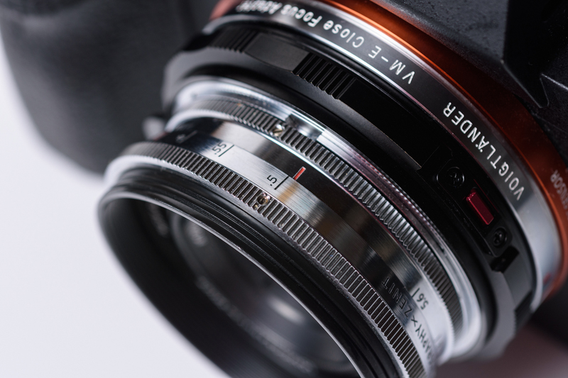 VM-Eクロースフォーカスアダプターを使えば、最短撮影距離50cm をさらに近接させることができる。