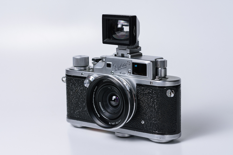 ZENITの昔のフィルムカメラZorki-3 （後期型の1957年製モデル）に装着したところ。もちろんととてもよく似合う。ファインダーは筆者所有のRUSSAR MR-2 用のVI-20型ファインダー。パララックス補正が可能