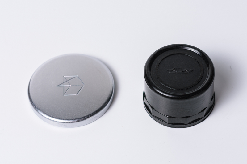 ロシアカメラを持っている人にはおなじみの工場刻印入りのキャップ