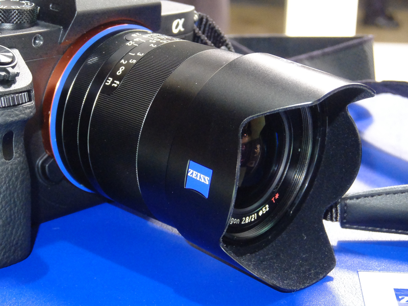 Loxia 2.8/21（フード装着時）