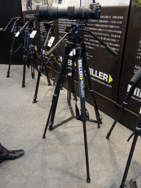 カーボン三脚などとのセットも用意する