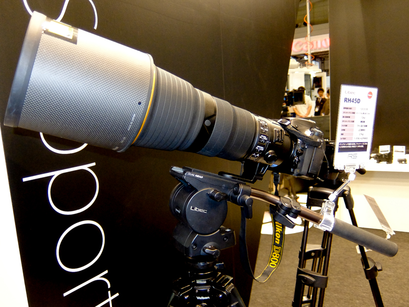 ブースではD800+AF-S NIKKOR 400mm f/2.8E FL ED VRを装着して展示していた