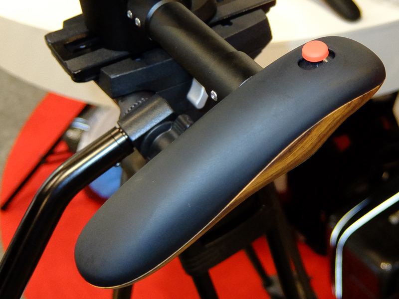 グリップのレバーでカメラの方向を変えられる機能も珍しいという