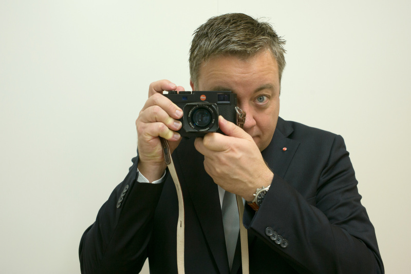 ライカカメラ社のプロダクトマネージャー、ステファン・ダニエル氏。ライカM（Typ262）を手に