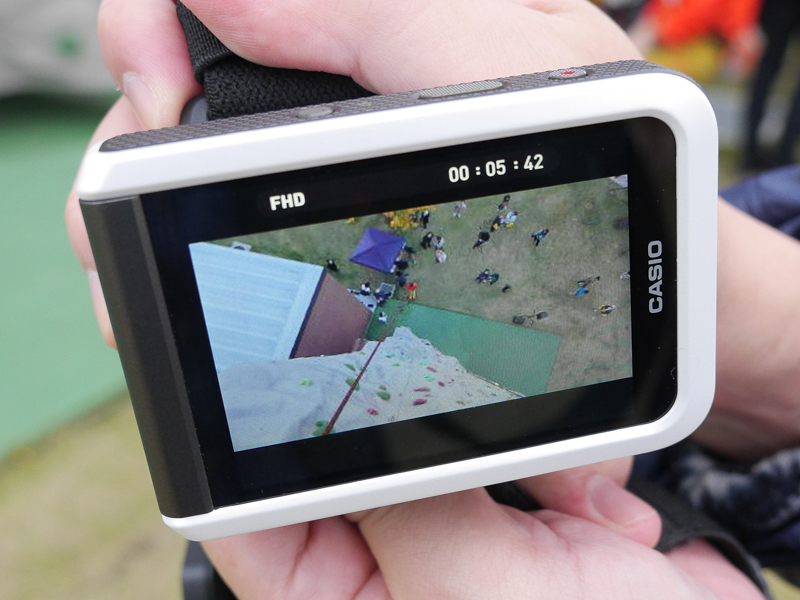 地上にいる人が持つコントローラー部に写し出された最上部からの映像。レンズが広角化したことでより広い範囲が映り、ダイナミックな写真になっている