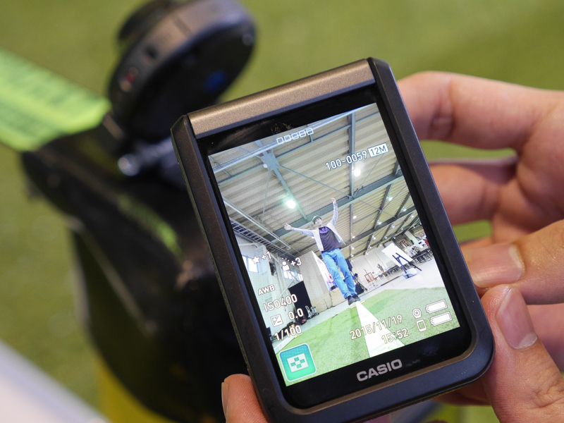 テープを留めるスタンドの上にカメラ部を置いて撮影。16mm相当のレンズにより周囲の様子も広く写せる