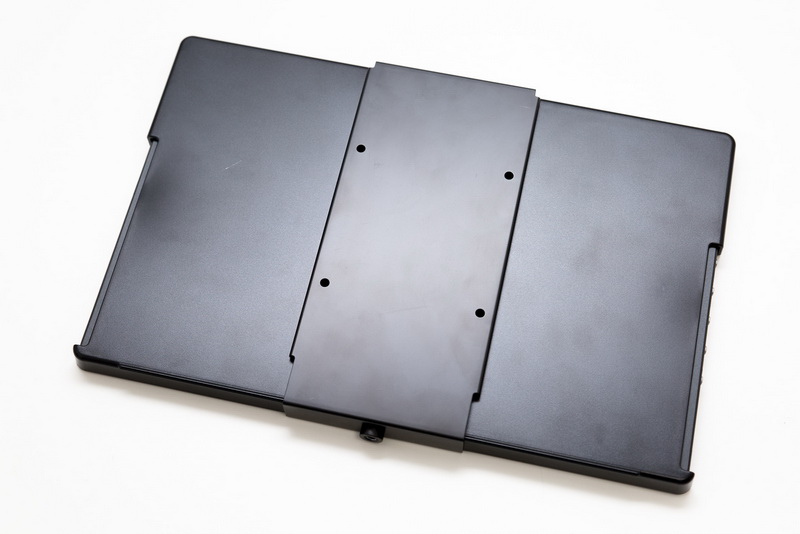 カメラ（三脚）取り付けには付属のマウントを取り付ける。下部に1/4インチネジ穴。