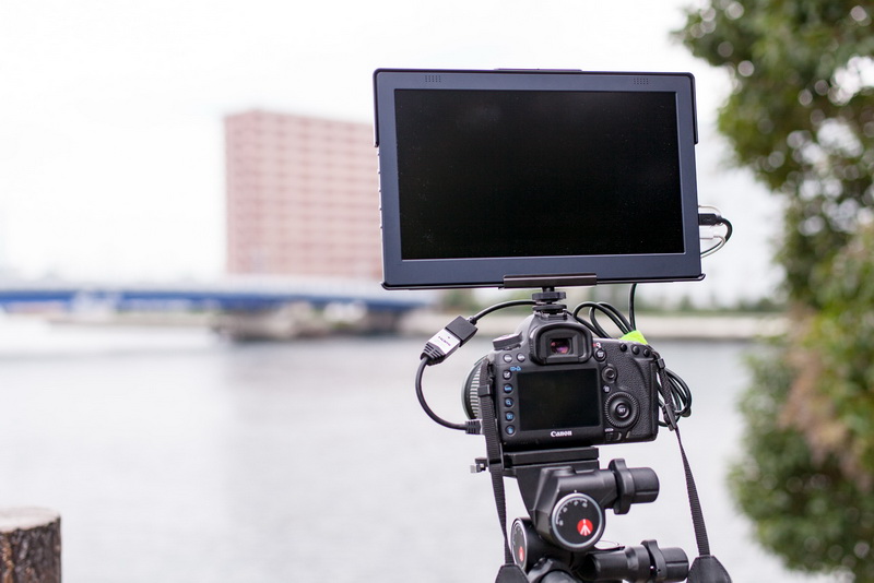 別途ホットシューアダプターを用意すればカメラに直接取り付けられるが、面積が大きいだけに風があると少々不安だ。