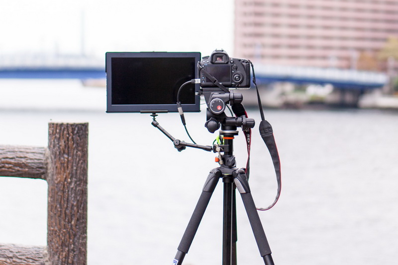 クランプ付きマジックアームで三脚に取り付ければよりしっかり取り付けられる。