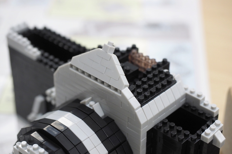 「F」の文字が入る斜めの部分。この裏側の支え方がすごい（買った人のお楽しみ）