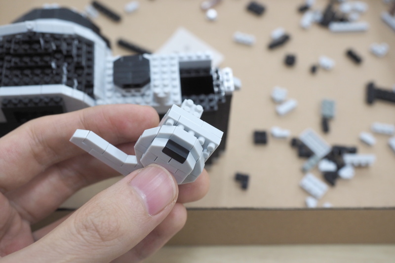 巻き上げレバー。根元のコマ数計の部分が黒くなっている。芸が細かい