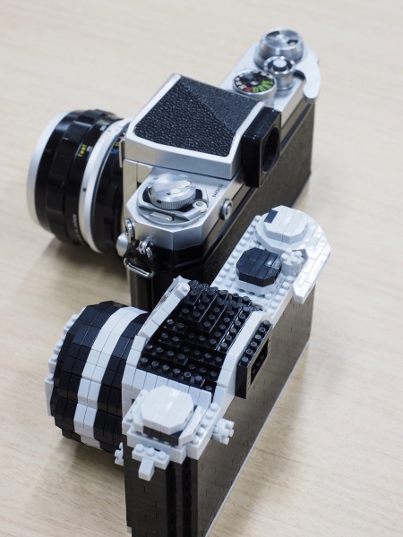雰囲気がよく出ている。ファインダーの取り外しボタンまで再現