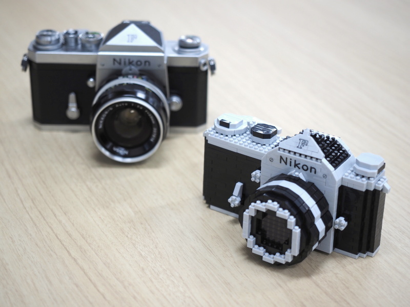 組み立て例（右）。本物のニコンFとレンズは付属しません