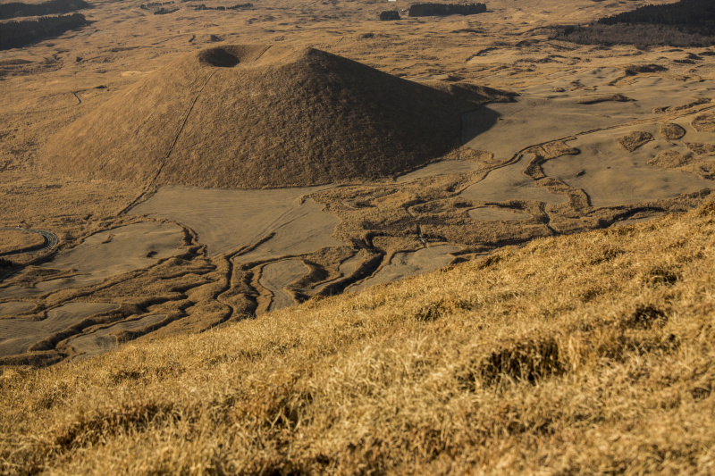 九州自動車道熊本ICから阿蘇火山博物館駐車場まで車で約60分。杵島岳山頂までは徒歩約50分。滑りやすいのでトレッキングシューズを用意する。防寒対策も忘れずに<br class="">キヤノンEOS 5D Mark III／EF70-200mm F4L IS USM／93mm／絞り優先AE（F5.6、1/2,000秒、-1.0EV）／ISO 400／WB：太陽光<br class="">熊本県阿蘇市／1月下旬／15時30分／望遠レンズ