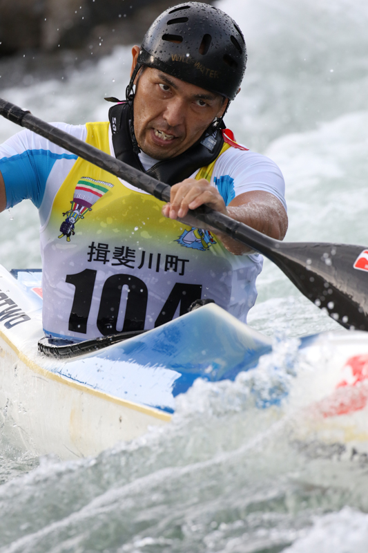 コースの最終、疲労がピークのときに一番流れの強い場所を切り抜ける。選手のそんなキビシイときの表情・目つきは力強い。<br>キヤノン EOS 7D Mark II / EF100-400mm F4.5-5.6L IS II USM / 349mm（558mm相当） / マニュアル露出（F5.6、1/1,600秒） / ISO 1250