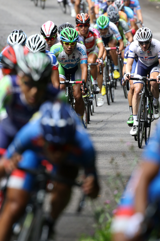 誰かひとりを狙うというより、自転車のこのシーンを撮りたいという時は、フレーミングの中で置きピンにする。思い通りの画になりそうなときにシャッターを切る。<br>キヤノン EOS 7D Mark II / EF100-400mm F4.5-5.6L IS II USM / 400mm（640mm相当） / マニュアル露出（F5.6、1/1,250秒） / ISO 1250