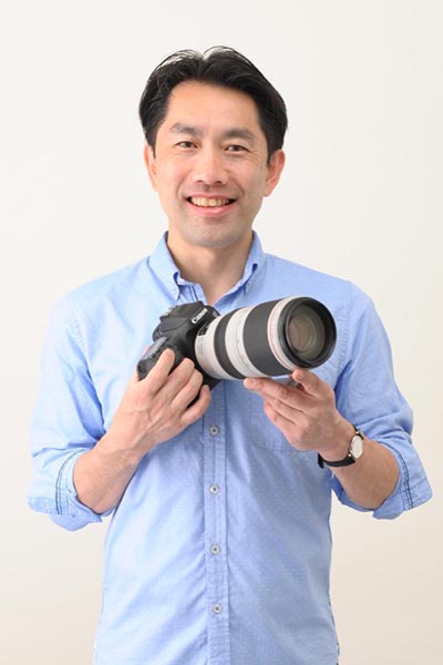 田中宣明さん。大学卒業後、東京ビジュアルアーツ写真学科でスポーツ写真を学ぶ。馬の撮影で写真の世界を目指すことになり、今は、フィギュアスケートをはじめ、さまざまなスポーツ写真撮影で活躍する。