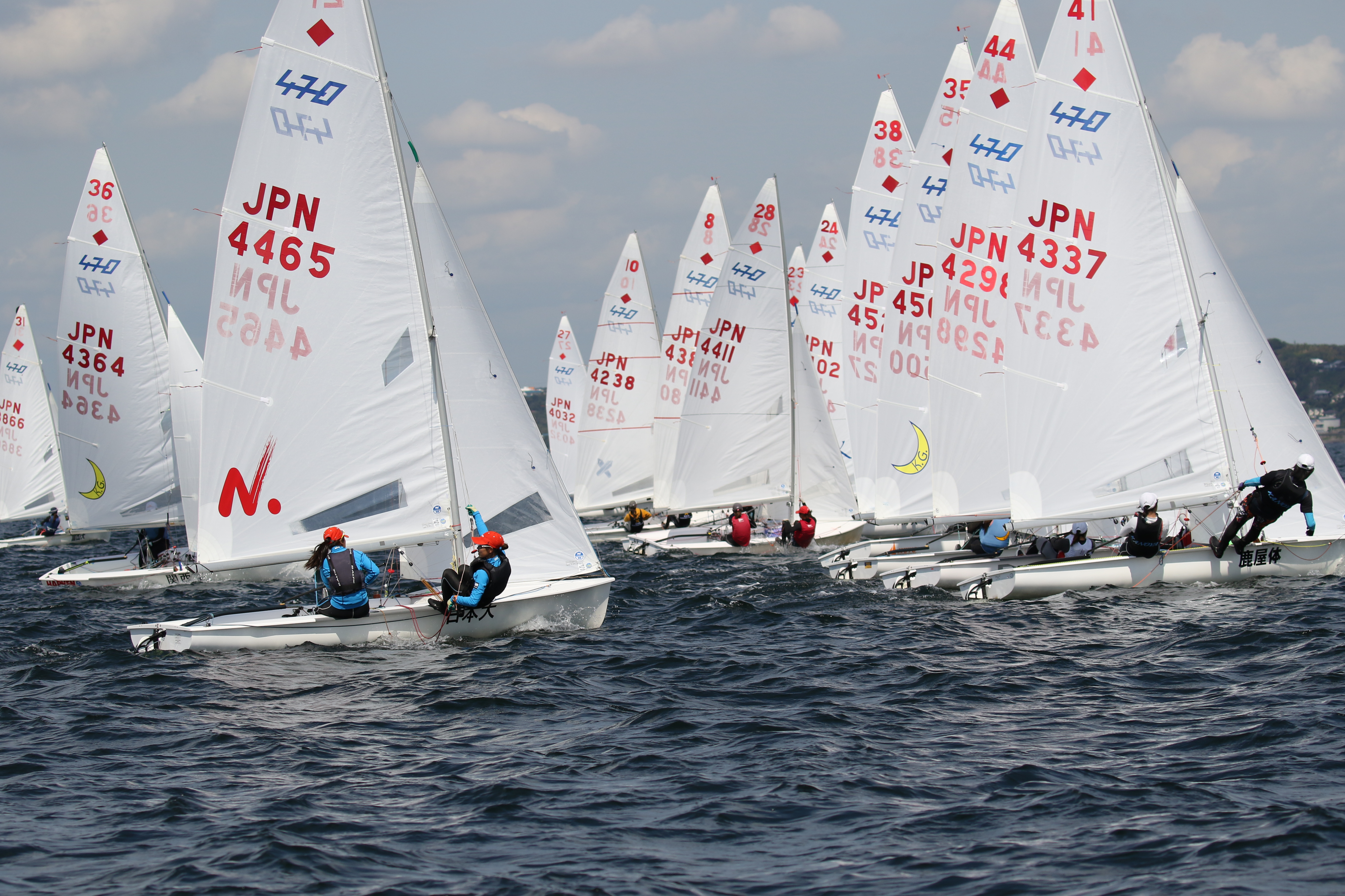 9月下旬、神奈川県葉山港沖で開催された全日本学生女子ヨット選手権大会（通称女子インカレ）。80艇近くのディンギー(小型ヨット）が葉山の海を縦横に走り回り、熱戦を繰り広げた。<br>キヤノン EOS 7D Mark II / EF100-400mm F4.5-5.6L IS II USM / 100mm（160mm相当） / マニュアル露出（F5.6、1/2,500秒） / ISO 200