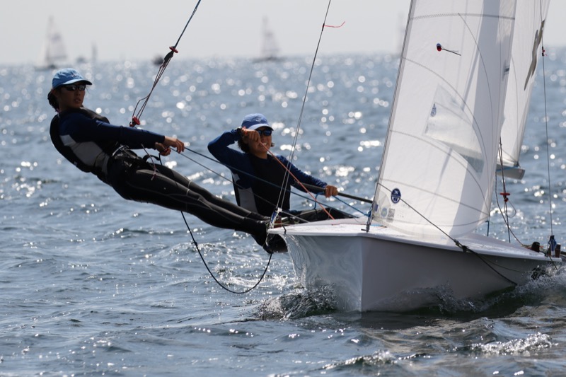 インカレに採用されている470（ヨンナナマル）級と呼ばれる写真のディンギーは五輪種目でもあり、世界中で普及している。写真は総合優勝を果たした慶應義塾大学チーム。<br class="">キヤノン EOS 7D Mark II / EF100-400mm F4.5-5.6L IS II USM / 227mm（363mm相当） / マニュアル露出（F5.6、1/2,500秒） / ISO 200