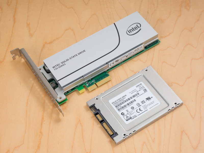 SSDは2台を用意。ストレージ用SSD （上）400GB MLC NVMe (Intel SSD 750 Series SSDPEDMW400G4）と、OSの入った起動用SSD （下）256GB MLC (CFD 東芝 HG6y / SATA 6Gbps)