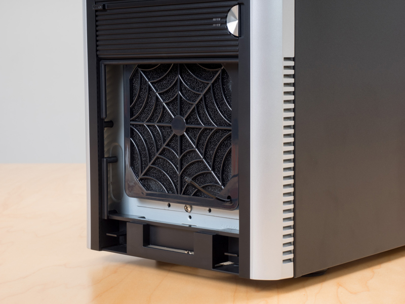 ケースフロント部には吸気ファンが設置されている。ここから吸い込まれた空気は、PCケース内のパーツの熱を拾い背面に設置された排気ファンによってPCケース外に排出される。ファンにはダストフィルターが付属。ホコリが付着した際には取り外して掃除することができる。