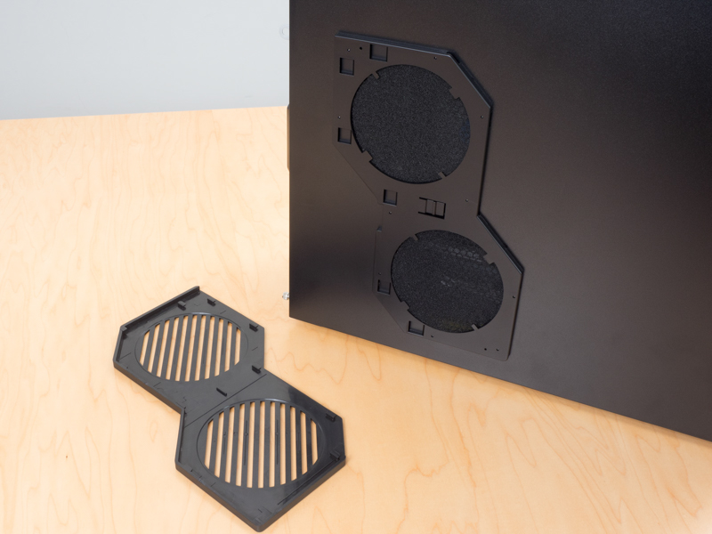 ケースサイドパネルには2つの大きな吸気口。フロントファンからの吸気と合わせてPCケース内のパーツの熱を外部へと排出する。こちらにもダストフィルターが付属。もちろん取り外しての掃除が可能。