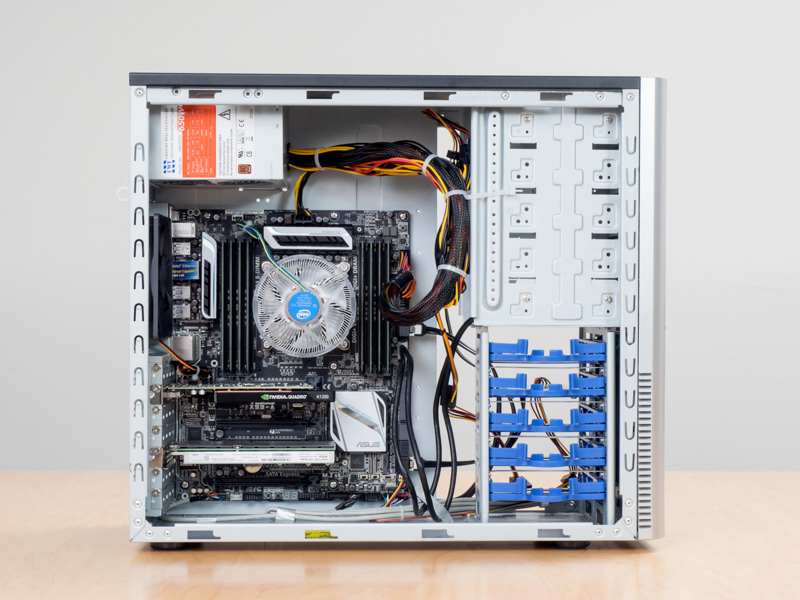 タワーケースは両側面のパネルが取り外せるので内部へのエントリーも簡単。大きなケース内はパーツの配置も余裕があるので手もいれやすい。