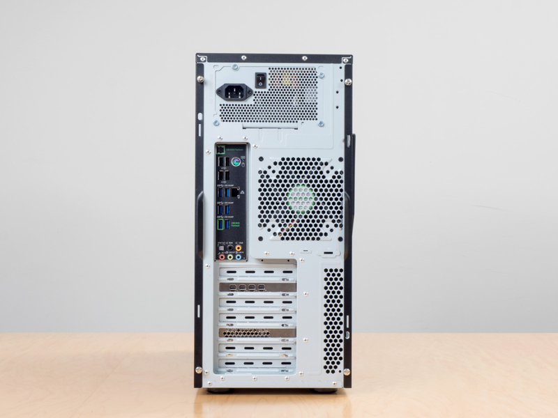 PCケース背面。USB 3.0x6、USB 2.0x2、PS/2x1、LANポートx1、Optical S/PDIF out x1、オーディオ入出力ジャックx5、USB BIOS Flashback Button x1、そしてグラフィックカードに搭載されたMini DisplayPortコネクタx4が搭載。