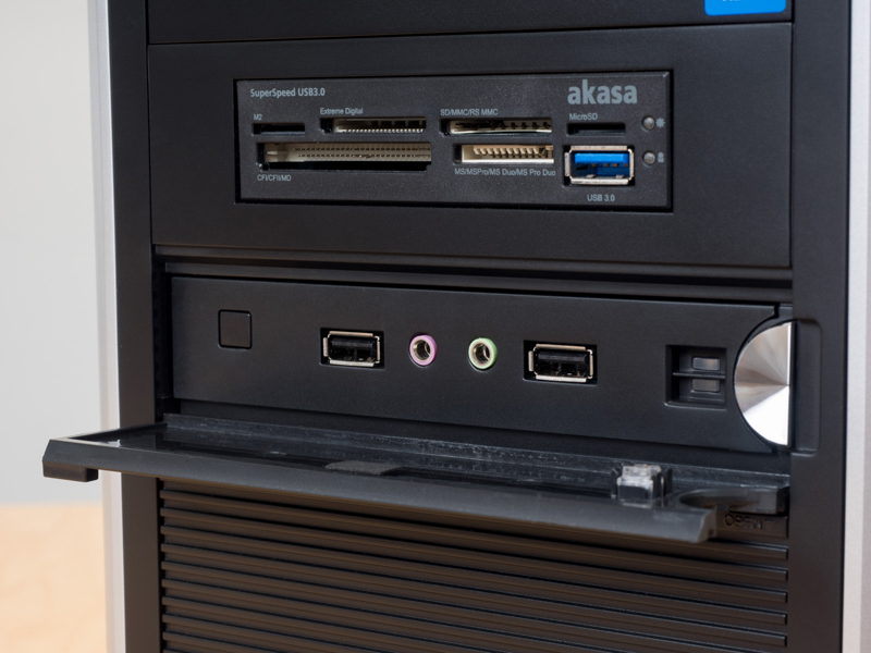 PC前面。ケースに搭載されたUSB2.0ポートx2とオーディオ入出力ジャックと、ドライブベイに組み込まれたUSB3.0対応カードリーダー、USB3.0ポートx1。デジタルカメラで使用する主要メモリカードに対応したカードリーダーは、日々のデータ取り込みにはとても便利。