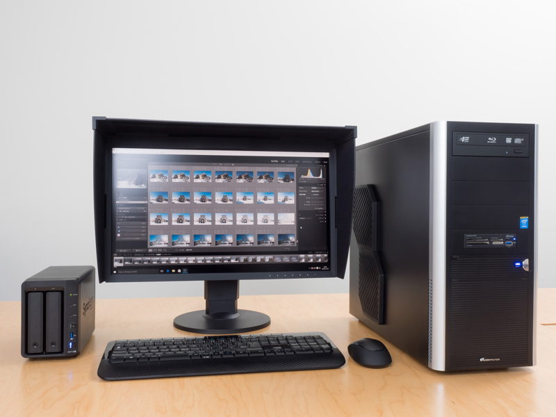 今回のBTO PCと組み合わせて使用したディスプレイはEIZO ColorEdge CG248-4Kだ。23.8型サイズで4Kの解像度を表示することができる。もちろんカラーキャリブレーションにも対応しているので、正確な色と明るさで表示することができる。ディスプレイの横に設置されているのはNASのSynology DS716+だ。平均読み取り速度 223MB/秒、書き込み速度 137MB/秒の高速転送が可能。