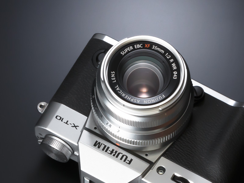 今回はFUJIFILM X-T10で試用した。発売は11月。実勢価格は税込4万8,050円前後