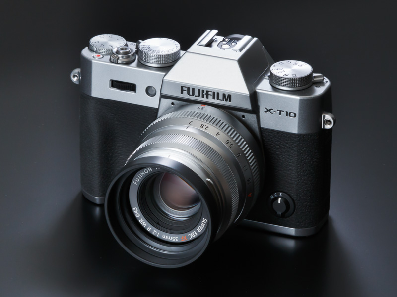 付属する軽量コンパクトな円形フードを装着した状態。これとは別に、オプションとして金属製の穴あきフード「LH-XF35-2」も用意されている