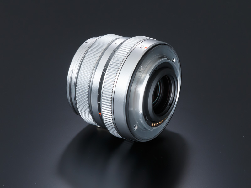 鏡筒各部に計8カ所のシーリングを施すことで、防塵防滴および-10度の耐低温に対応。アウトドア派にはうれしいポイントといえる