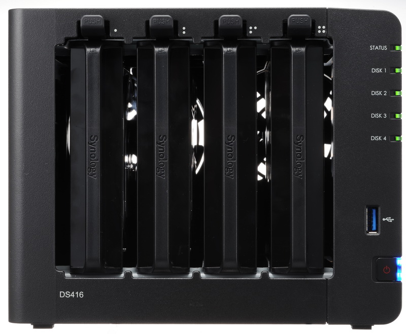 DS416では4台までのHDDを搭載可能。