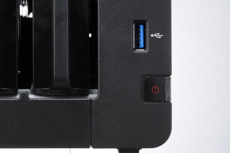 前面の電源ボタン周り。USB3.0コネクタがある。