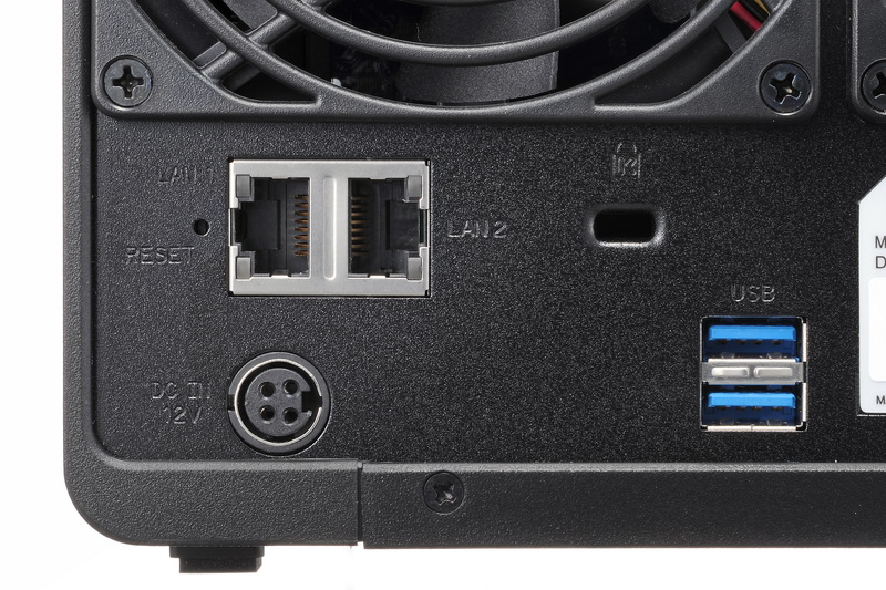 背面インターフェイス。有線LAN、USB3.0、電源入力などを装備。