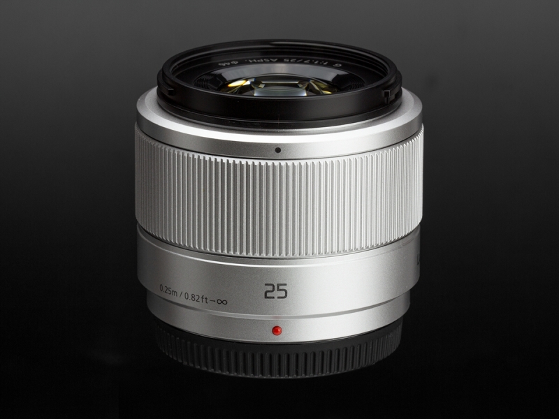 きわめてシンプルなデザインは、G 42.5mm F1.7などと同じ系統。レンズ前縁は付属のレンズフードを装着するバヨネット爪があり、それを隠しておけるデコレーションリングも付属している