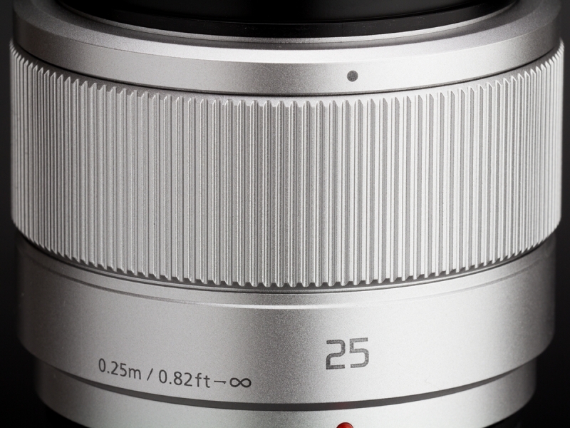 フォーカスリングは、約25mmの幅があり軽くスムーズに回転する。回すスピードに応じてピントの移動量が変化するタイプだ