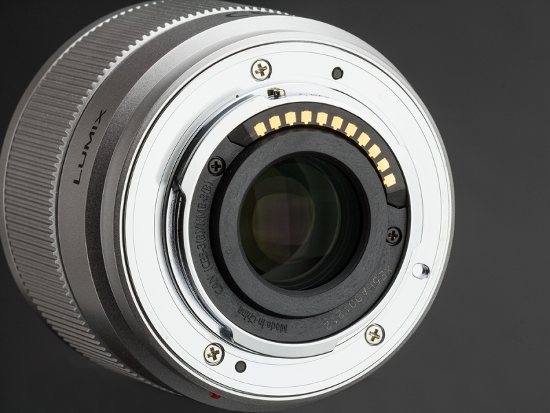 軽量級のレンズだが、マウントは金属製。安心感が持てるつくりである