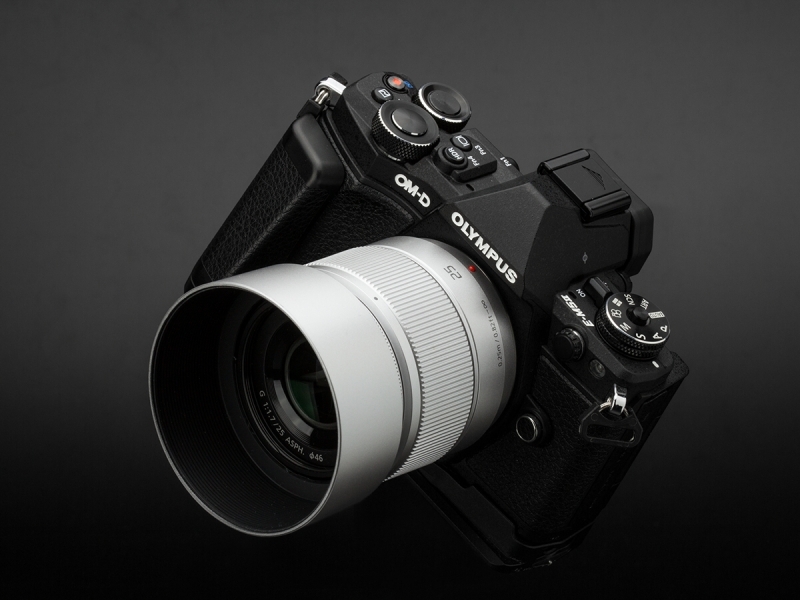 OLYMPUS OM-D E-M5 Mark IIに装着したところ。鏡胴が少し太めなので、ボリュームのあるボディとのマッチングはいい