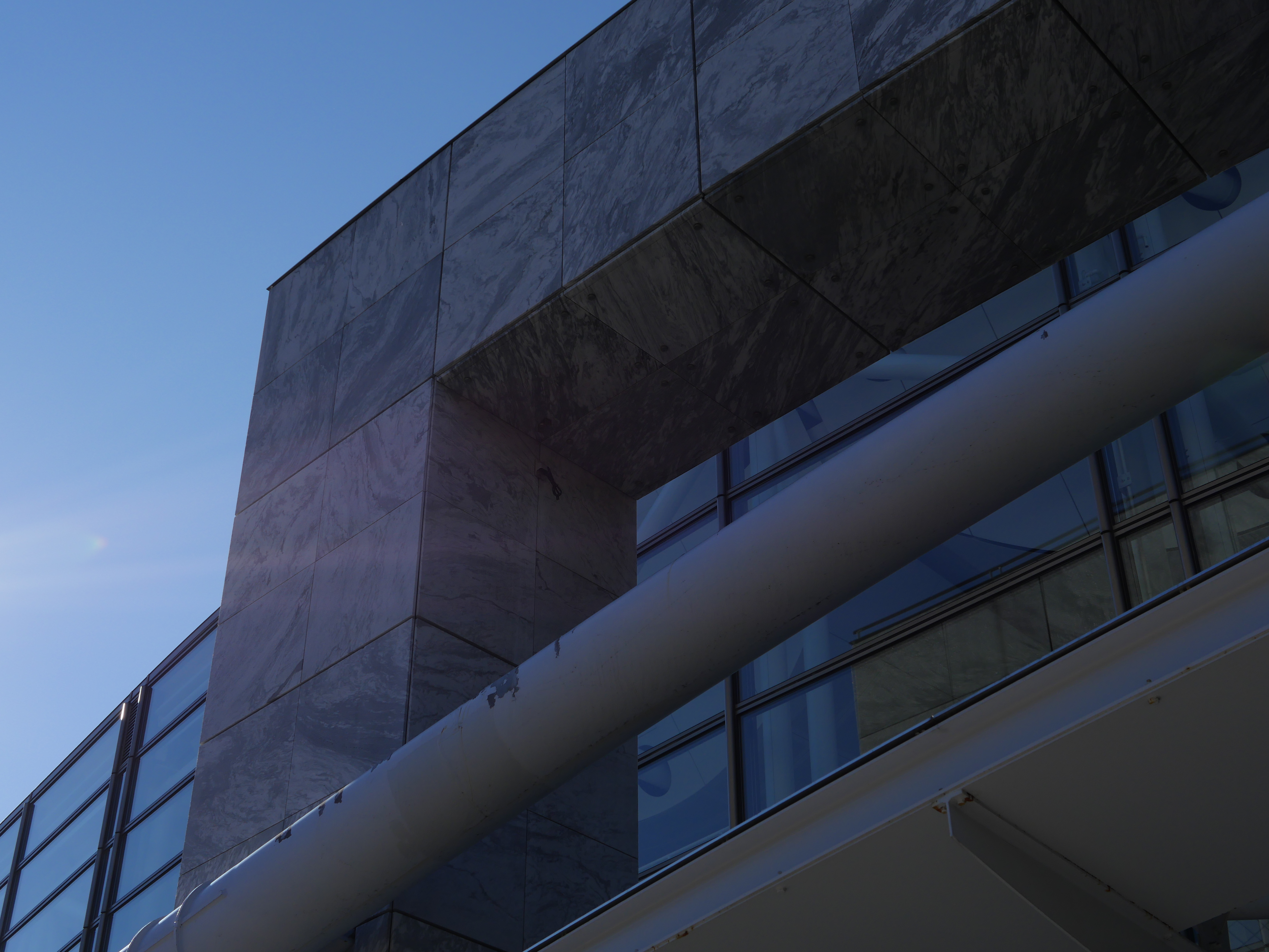 太陽が画面外にある逆光で撮影。DMC-GX8 / 1/1600秒 / F5.6 / -1EV / ISO200 / 絞り優先AE / 25mm