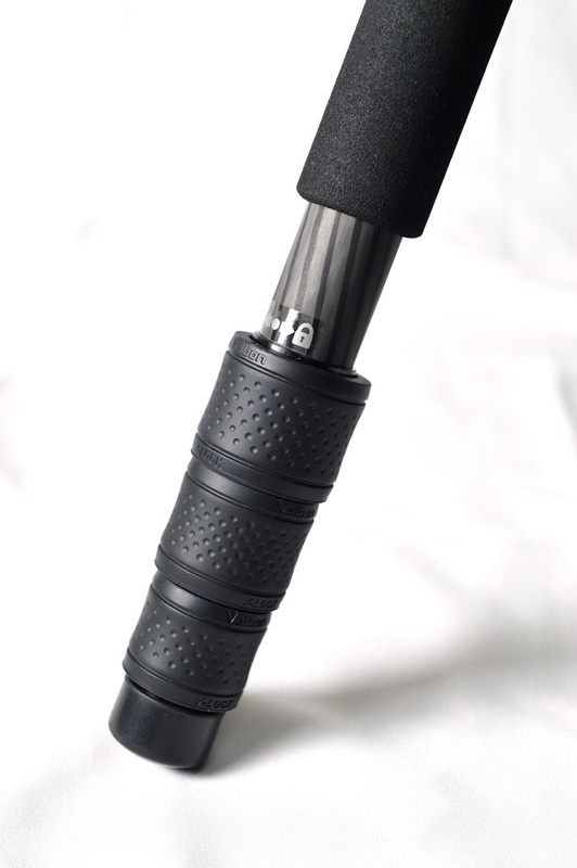 最上段のVロックを緩めたところ。Velbonの刻印が正面にくると緩んだ状態