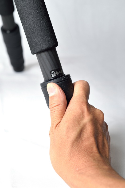 回転角が小さいので、4段型でもVロックを一気に緩めることができる