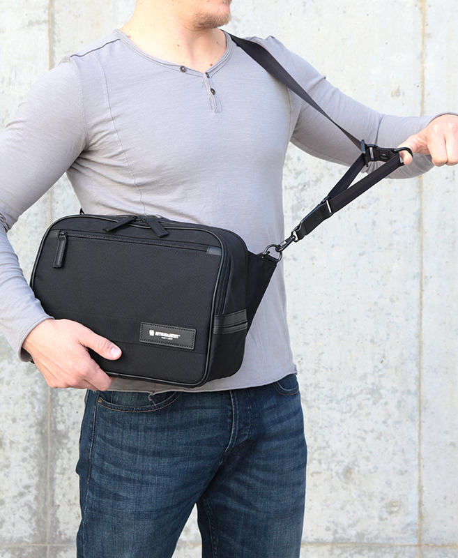 ショルダーストラップに、長さ調整システム「イージースライダー」を採用