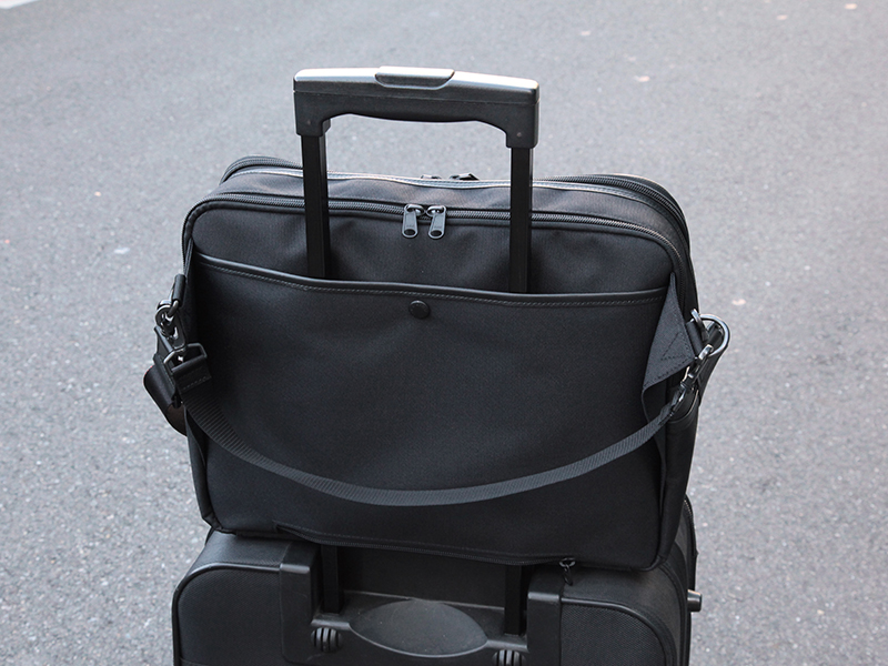 背面ポケットを使ってキャリーバッグにセットできる