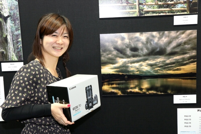 デジタルカメラマガジン編集部の白石由佳。副賞はEOS 7D Mark II