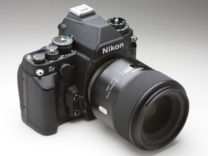 ニコンDfにSP 45mm F/1.8 Di VC USDを装着してみた。同レンズが中望遠レンズのように見える。デザイテイストの違いによる違和感はさほどない