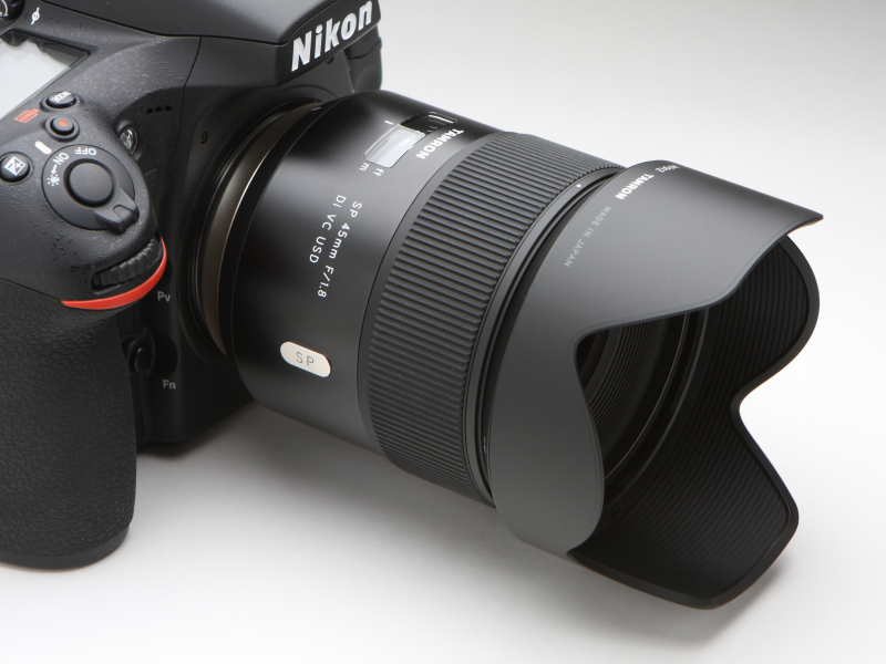 花型のフードが付属する。このフードはSP 35mm F/1.8 Di VC USDと共通だ